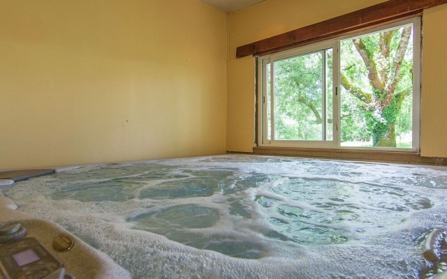 Cozy Cottage in Bourgnac with Jacuzzi