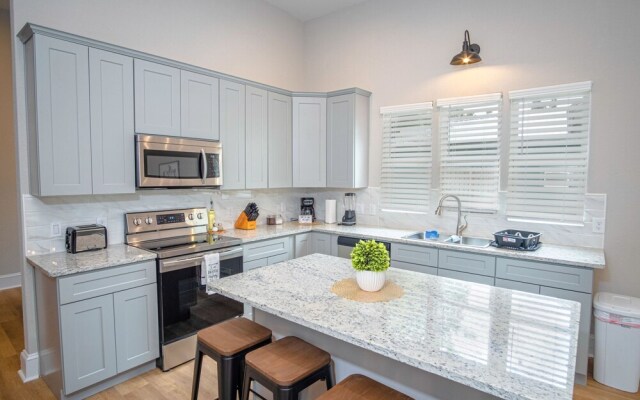 Brand New Remodeled 3br/2.5ba House Near Downtown