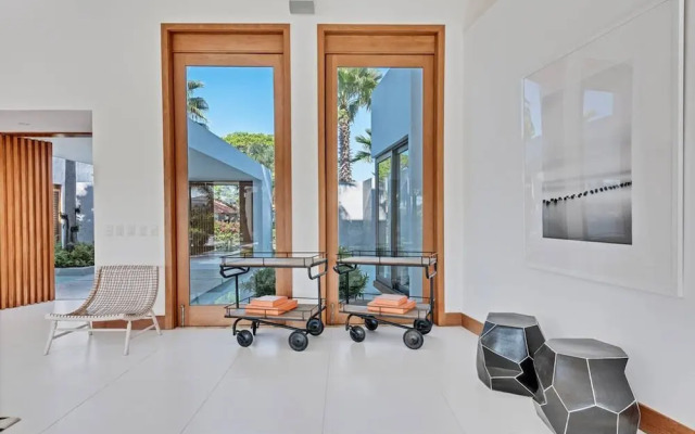 Modern Oasis Stunning Views of Golf Course River