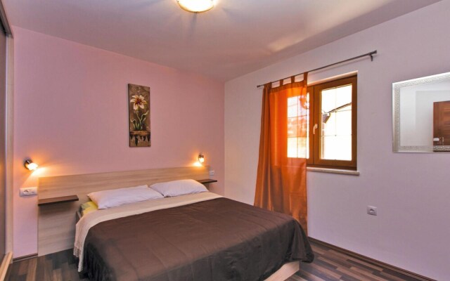 Amazing Home in Liznjan With Wifi and 2 Bedrooms