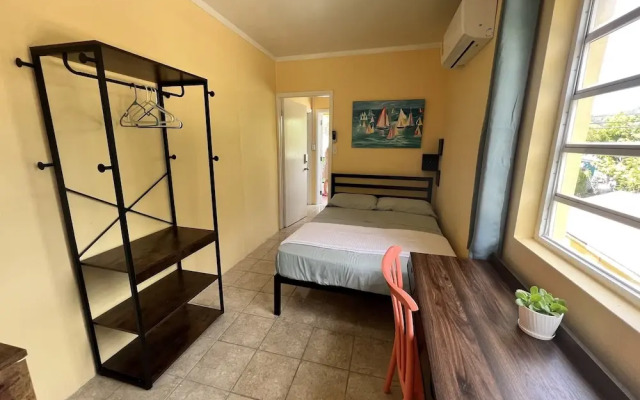 The Waterfront Inn - Hostel
