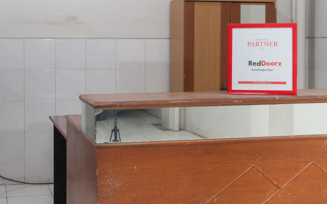 RedDoorz near Taman Flora