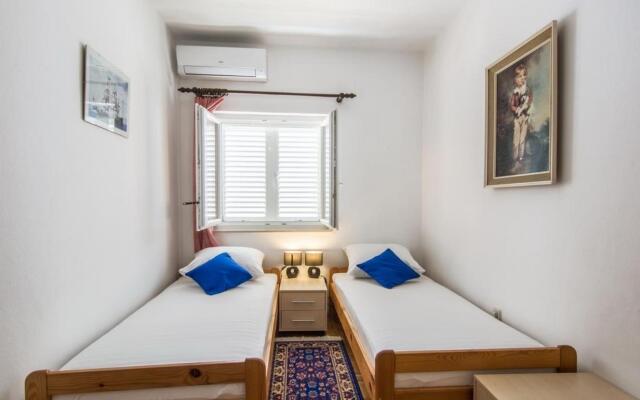 Marinka - With Backyard - A1