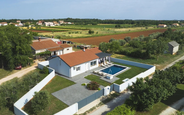 Spacious Holiday Home in Valbandon