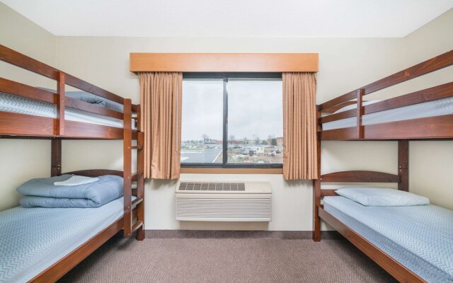 Days Inn Suites Baxter Brainerd Area