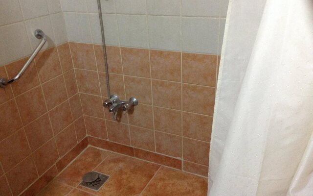 Queen ayola hotel