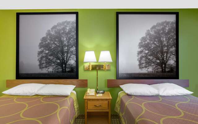 Super 8 by Wyndham Radford VA