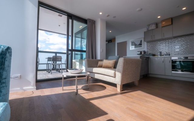 Stunning 2 Bedroom Apartment With City and Harbour Views in the CBD – Guest Rooms – Auckland