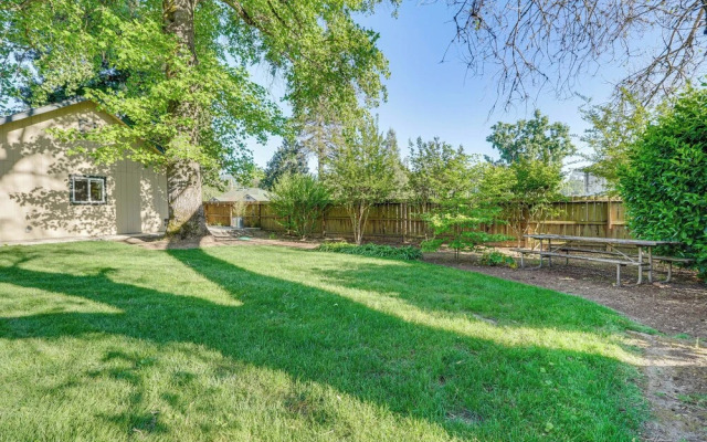 Welcoming Grants Pass Retreat - Walk to Park!