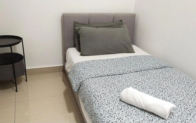 8pax Mount austin Midori Green homestay