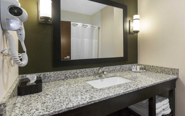 Comfort Inn & Suites Moore - Oklahoma City