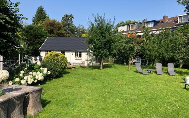 Tiny house in tuin van de statige villa Mariahof