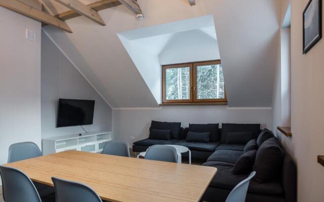 Aston -domek przy lesie, przestronny