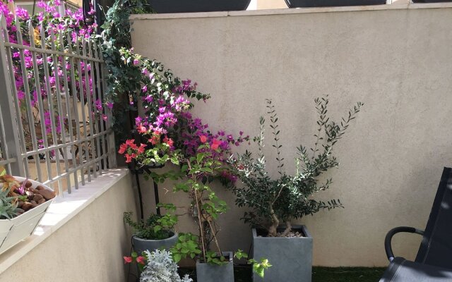 Apt Terrace & Garden - Bauhaus