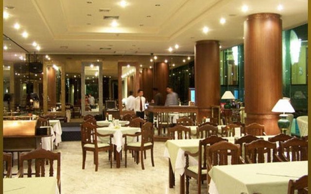 Sri U-Thong Grand Hotel