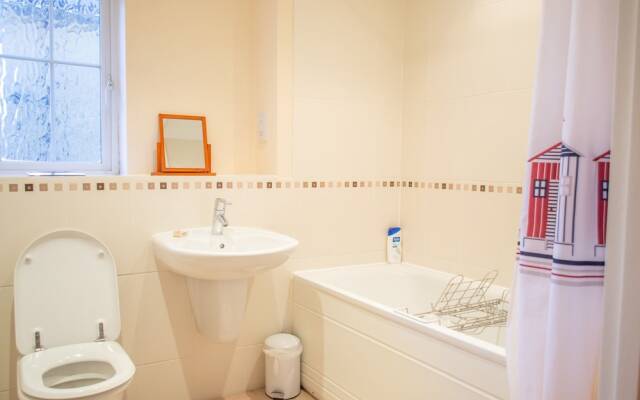 Bright 2 Bedroom Flat With Parking in Oxford