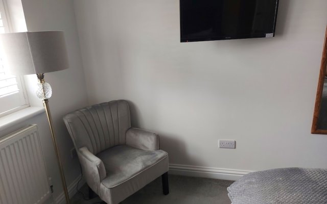 Room in Guest Room - Apple House Wembley -double Ensuite