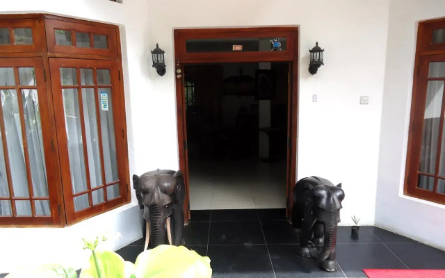 Oak Wood Inn Kandy Hotel