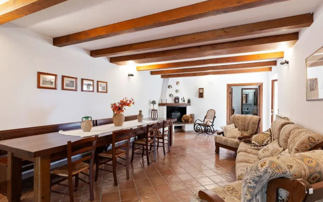 Traditional Villa in Varano With Private Garden