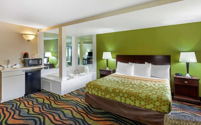 Econo Lodge Inn & Suites Oconto