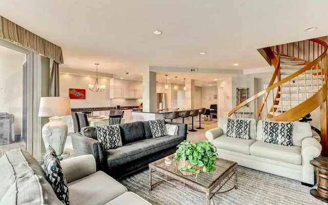 Spacious Oceanfront Penthouse Villa by RedAwning