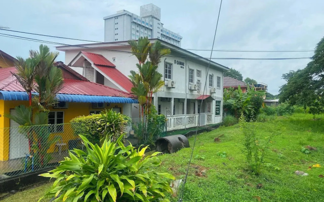OYO 91002 D Qamar Motel