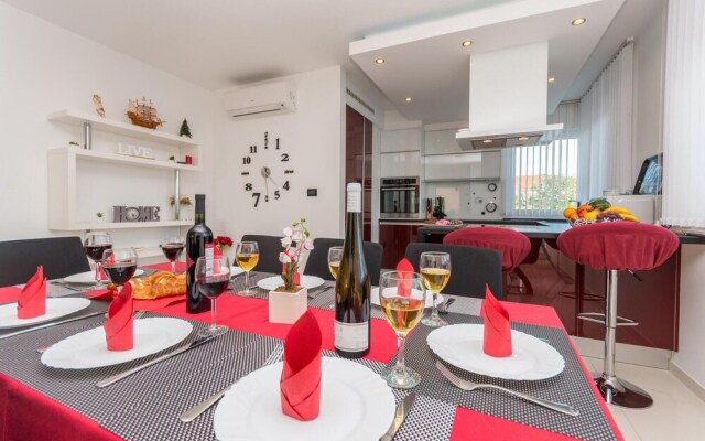 Beautiful Home in Zaton With Wifi and 6 Bedrooms