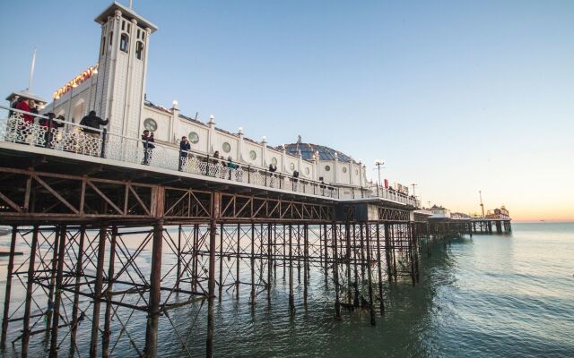 Brighton Getaways-Seaside Patio Apt