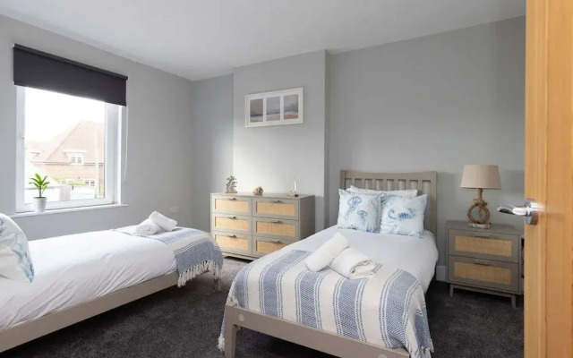 Modern 5-bedroom Retreat Nr Coast