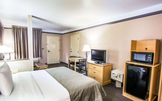 Clarion Suites Maingate