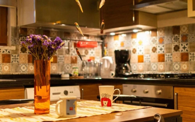 Stylish Home With a Book Collection Near Taksim