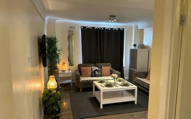 Superb 1-bed Private Family Apartment in Centre