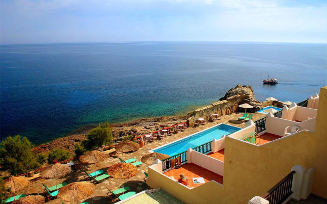 Cavos Bay Hotel and Studios