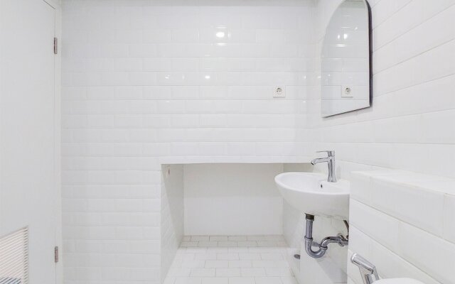 Modern And Comfort Look Studio Kingland Avenue Apartment