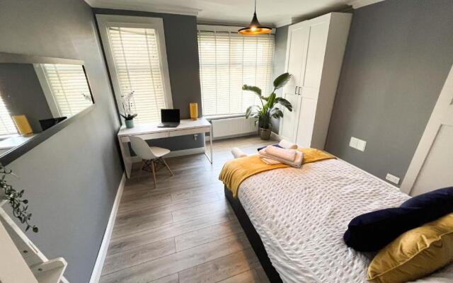 ***3 bedroom Home away from Home with BBQ grill***