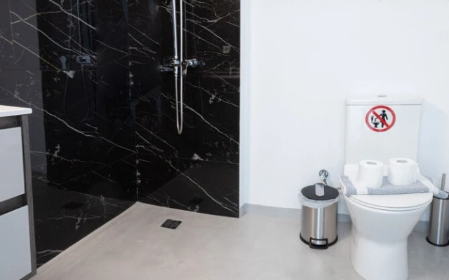 Spacious Urban Retreat Central 2-bedroom Haven for 8