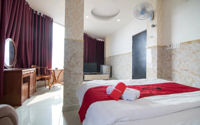 RedDoorz Plus Near Mien Tay Bus Station 2