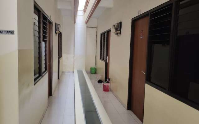 Hotel O C16 Siwalankerto Syariah