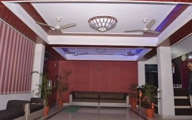 OYO 28053 Hotel Gayatri Palace