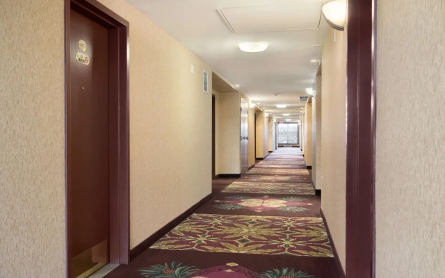 Days Inn & Suites - Langley