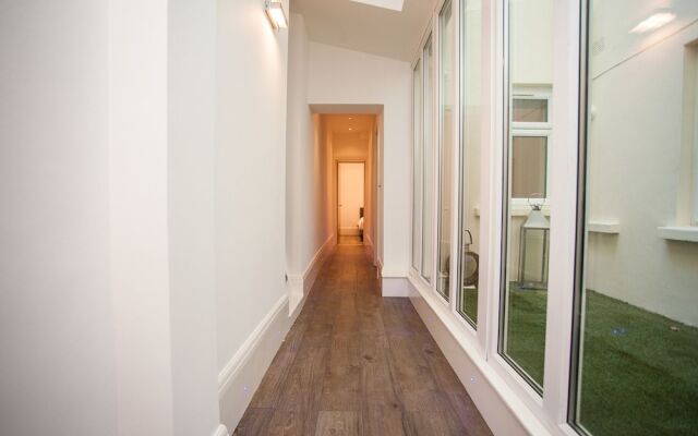 Beautiful 4 Bedroom House in South Kensington