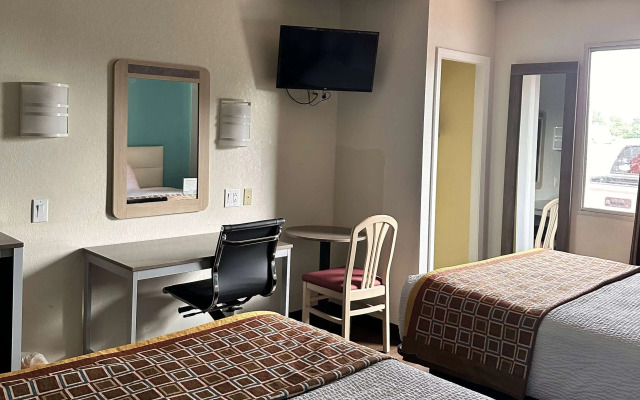 Howard Johnson by Wyndham Clarksville Tennessee