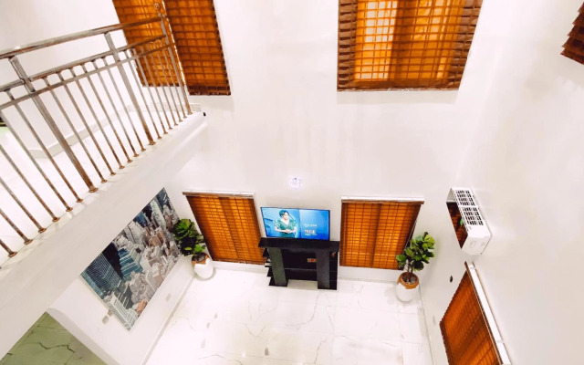 Royal Court Lounge & Boutique Hotel