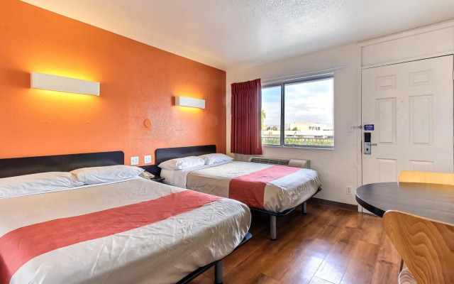 Super 8 by Wyndham Santa Clara