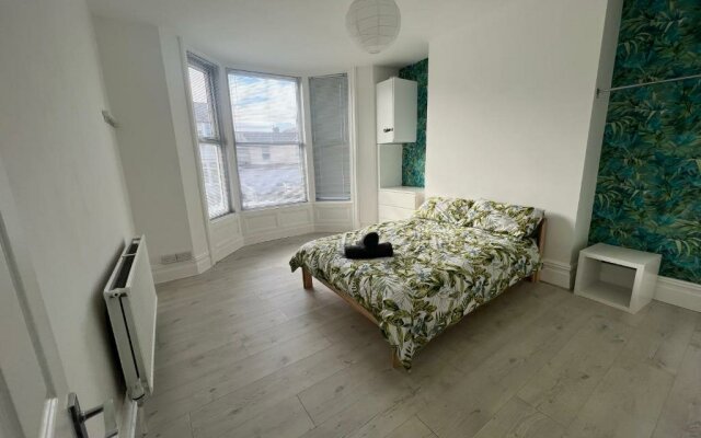 Tropical Apartment, 10 min from Blackpool tower, outside space, sleeps 12