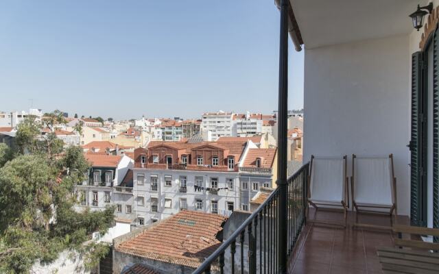 Bright and Airy Apt with balcony by LCH