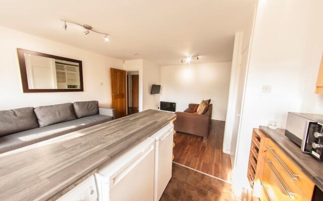 Bright and Spacious Flat Near Borough