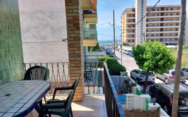 R132 Apartment with air conditioner 50m from the beach