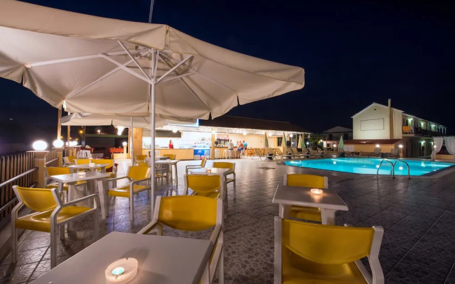 Sandy Beach Complex by Konnect - Poolside Studios and Seaside Apartments