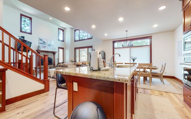 Timbers 15 Private Hot Tub, 2 Car Garage, Washer Dryer, Large Townhouse by RedAwning